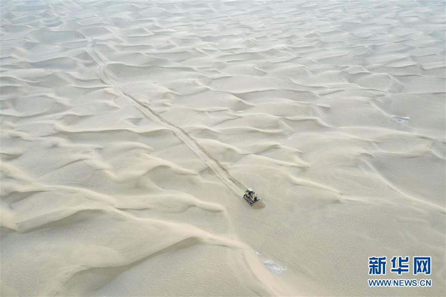 （新春走基層&middot;圖文互動(dòng)）（2）特寫(xiě)：與車(chē)為伴，獨(dú)行沙海