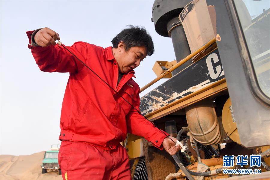 （新春走基層&middot;圖文互動(dòng)）（4）特寫(xiě)：與車(chē)為伴，獨(dú)行沙海