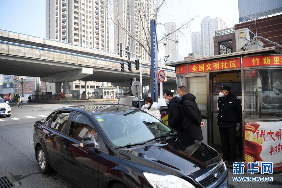 (在習(xí)近平新時(shí)代中國(guó)特色社會(huì)主義思想指引下——新時(shí)代新作為新篇章·習(xí)近平總書(shū)記關(guān)切事·圖文互動(dòng))(2)當(dāng)億萬(wàn)只手緊握在一起……——戰(zhàn)“疫”一線感受中國(guó)力量