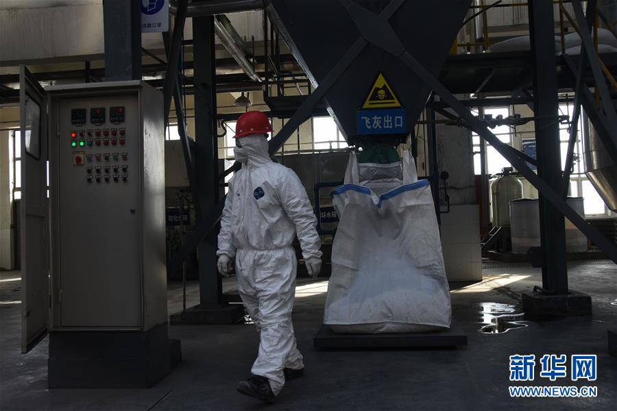 （聚焦疫情防控&middot;圖文互動）（3）另類&ldquo;白衣戰(zhàn)士&rdquo;：堅守醫(yī)療廢物處置第一線