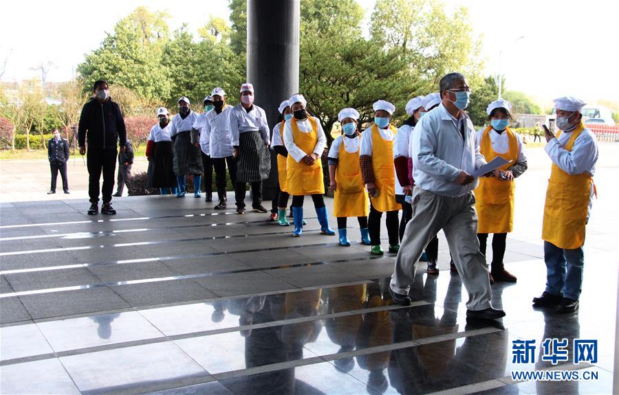 （來自經(jīng)濟前沿的故事&middot;企業(yè)復(fù)工復(fù)產(chǎn)&middot;圖文互動）（2）看1500多名工人是如何復(fù)工的？&mdash;&mdash;湖南郴州一家企業(yè)復(fù)工目擊記 