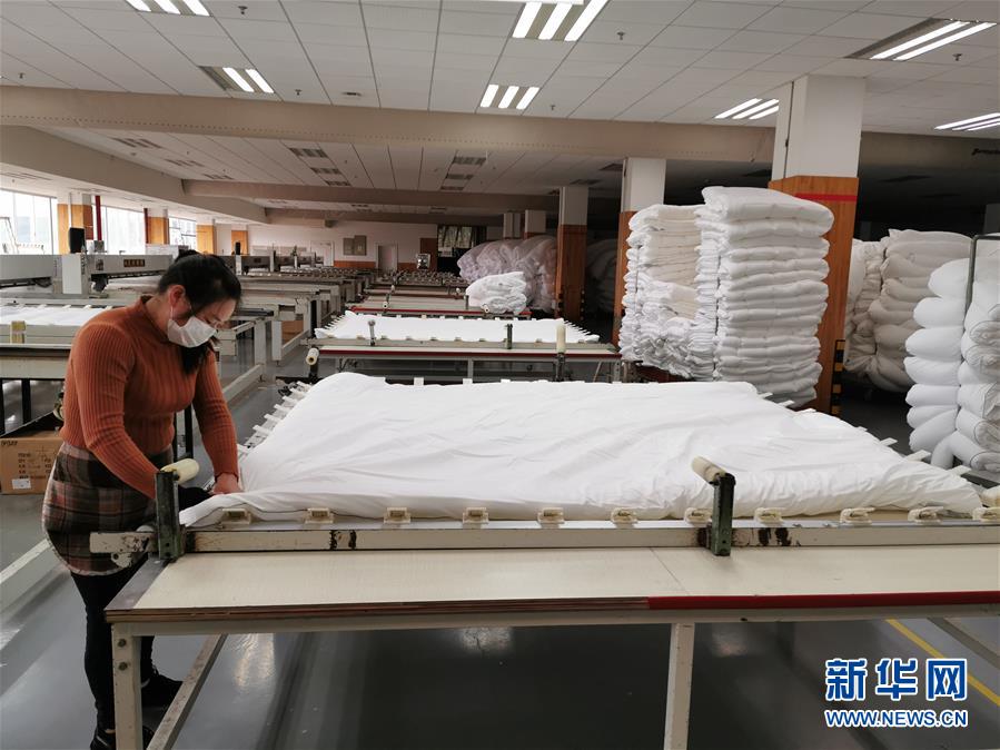 (來自經(jīng)濟前沿的故事·企業(yè)復工復產(chǎn)·圖文互動)(1)“開門紅包”變“消毒迎門”——長沙高新區(qū)一家企業(yè)復工的“拼勁”