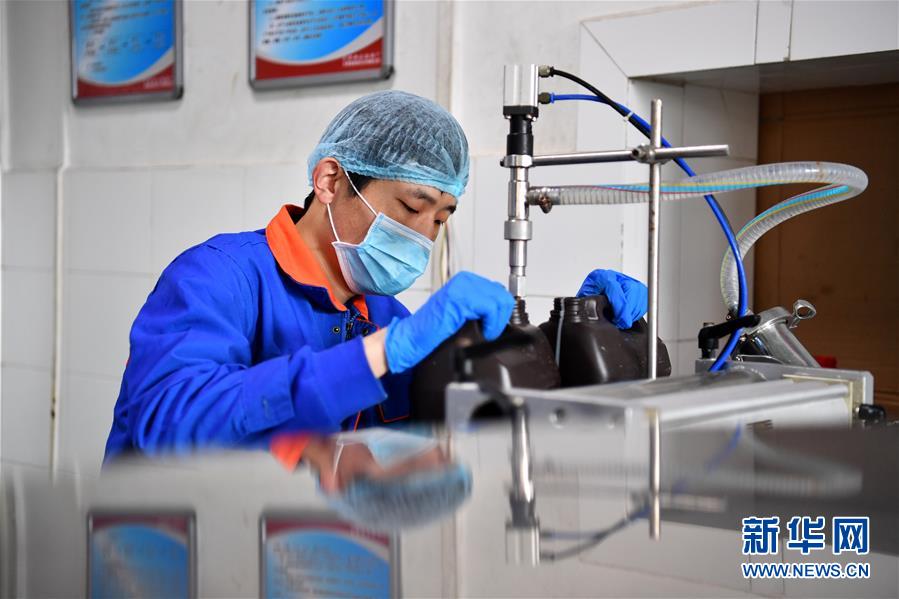 (圖文互動(dòng))(2)為防控疫情添磚加瓦——山西企業(yè)“跨界”生產(chǎn)防疫物資見(jiàn)聞