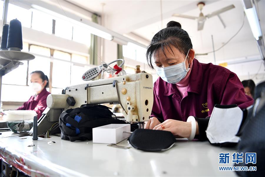 (圖文互動(dòng))(4)為防控疫情添磚加瓦——山西企業(yè)“跨界”生產(chǎn)防疫物資見(jiàn)聞