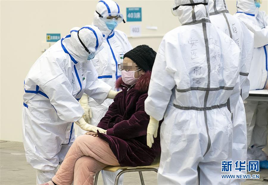 (新華全媒頭條·圖文互動)(3)火線上的中流砥柱——獻(xiàn)給奮戰(zhàn)在抗疫一線的醫(yī)務(wù)工作者