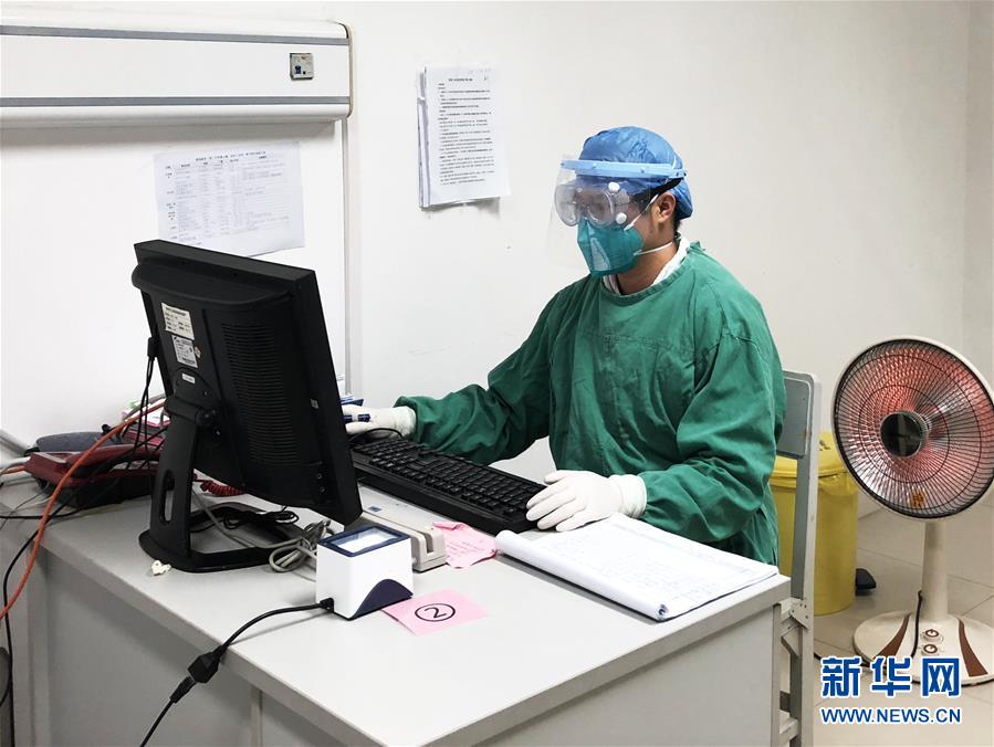 (一線(xiàn)抗疫群英譜·圖文互動(dòng))(2)戰(zhàn)“疫”一家人