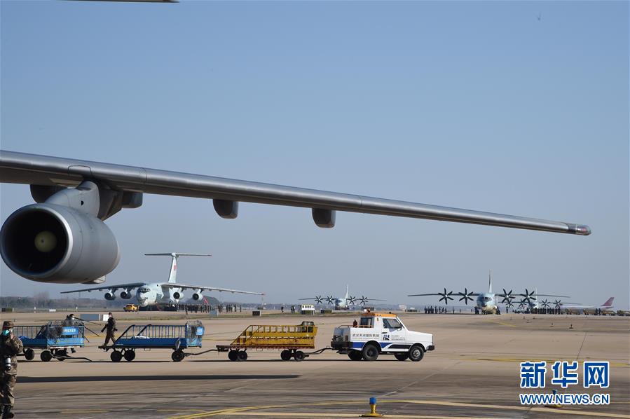 （聚焦疫情防控&middot;圖文互動）（4）空軍第四次向武漢大規(guī)?？者\醫(yī)療隊員和物資