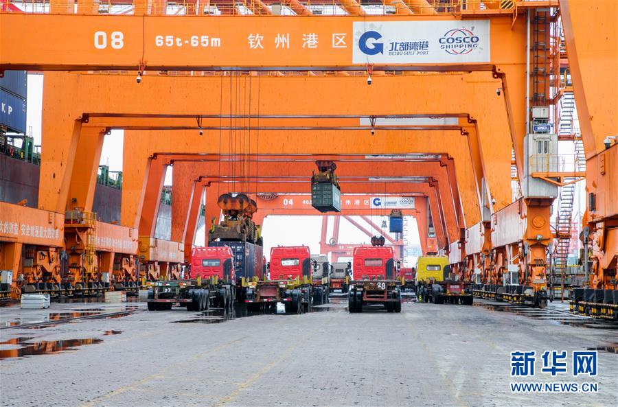 （圖文互動）（4）抓好防疫保暢，還管司機(jī)吃飯&mdash;&mdash;廣西欽州保稅港區(qū)服務(wù)企業(yè)復(fù)工見聞