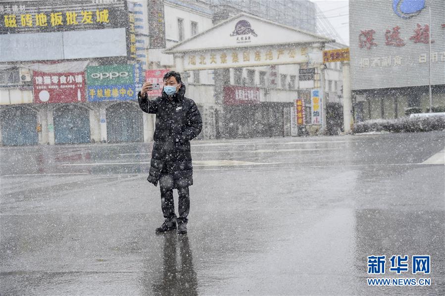 (新華全媒頭條配圖·圖文互動)(12)戰(zhàn)“疫”的一天——新華社記者直擊湖北保衛(wèi)戰(zhàn)
