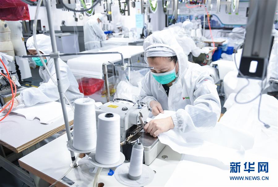 (聚焦疫情防控·圖文互動(dòng))(2)把最好的留給最需要的醫(yī)護(hù)人員——深圳醫(yī)療物資企業(yè)生產(chǎn)見聞