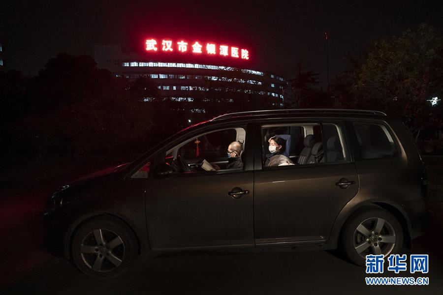 （一線抗疫群英譜&middot;圖文互動(dòng)）（1）特寫：為節(jié)省10分鐘，這對(duì)醫(yī)護(hù)夫妻&ldquo;以車為家&rdquo;