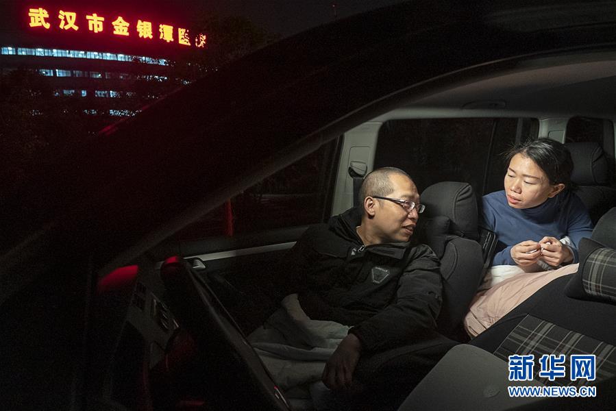 （一線抗疫群英譜&middot;圖文互動(dòng)）（6）特寫：為節(jié)省10分鐘，這對(duì)醫(yī)護(hù)夫妻&ldquo;以車為家&rdquo;