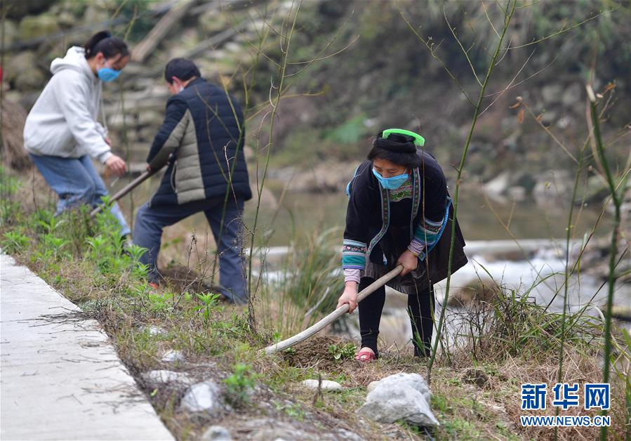 （社會(huì)）（1）苗山脫貧影像志&mdash;&mdash;春天里，她們種下新希望