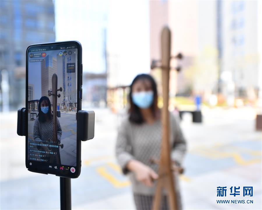 （圖文互動）（1）展會變直播 員工變網(wǎng)紅&mdash;&mdash;千億元家具產(chǎn)業(yè)別樣復工復產(chǎn)路