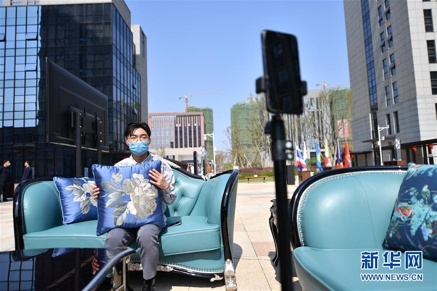 （圖文互動）（6）展會變直播 員工變網(wǎng)紅&mdash;&mdash;千億元家具產(chǎn)業(yè)別樣復工復產(chǎn)路