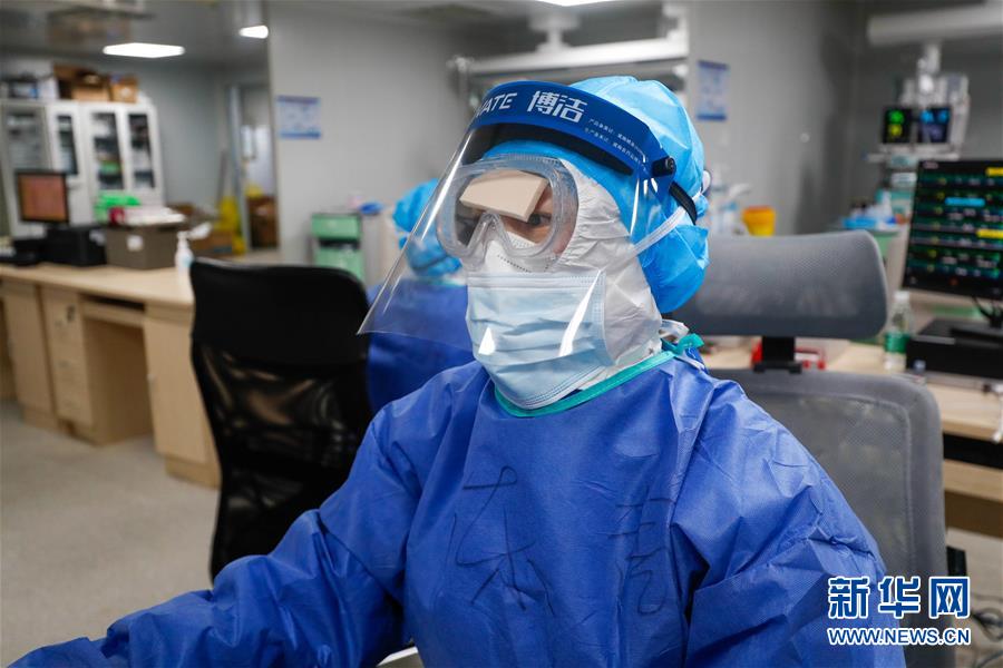 (一線抗疫群英譜·圖文互動(dòng))(2)嫻靜少言 不慕榮利——記火神山醫(yī)院重癥醫(yī)學(xué)一科護(hù)士長(zhǎng)陳靜