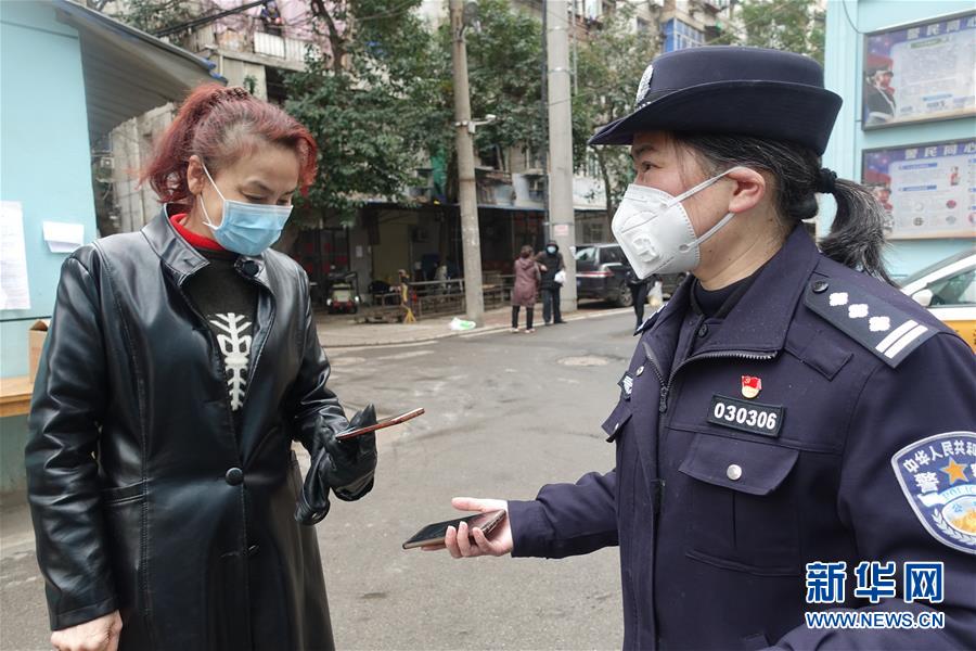 (一線抗疫群英譜·圖文互動)(1)民警王群:老舊小區(qū)里的抗疫“團(tuán)”長