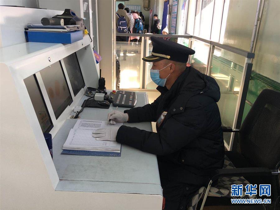 （新華網(wǎng)&middot;圖文互動(dòng)）（1）疫情下，小站鐵路安檢員收獲10多萬粉絲