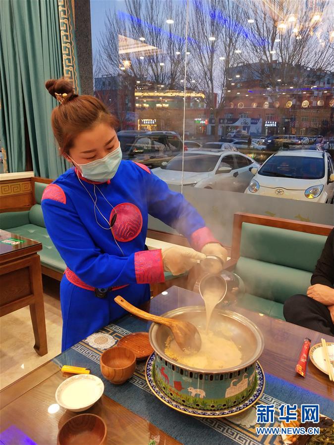 （圖文互動(dòng)）（2）特寫：限人數(shù)、分餐吃、用公筷&mdash;&mdash;偏遠(yuǎn)小城&ldquo;吃飯&rdquo;見聞