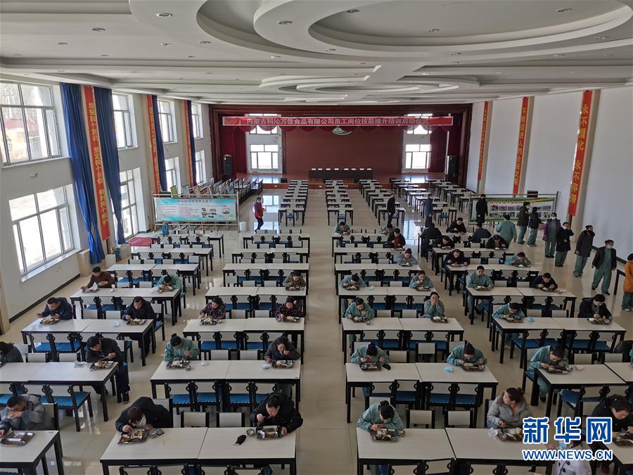 （圖文互動(dòng)）（3）特寫：限人數(shù)、分餐吃、用公筷&mdash;&mdash;偏遠(yuǎn)小城&ldquo;吃飯&rdquo;見聞