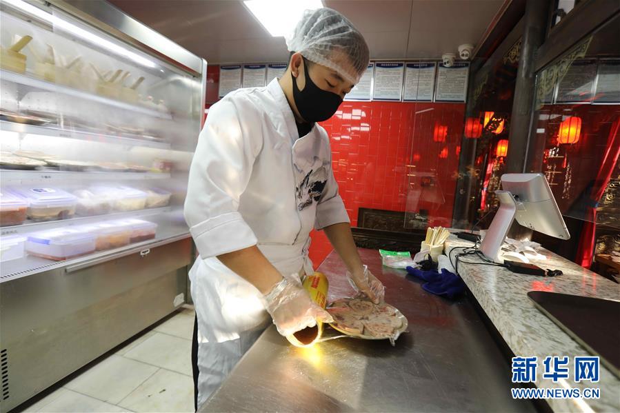 （圖文互動(dòng)）（4）特寫：限人數(shù)、分餐吃、用公筷&mdash;&mdash;偏遠(yuǎn)小城&ldquo;吃飯&rdquo;見聞