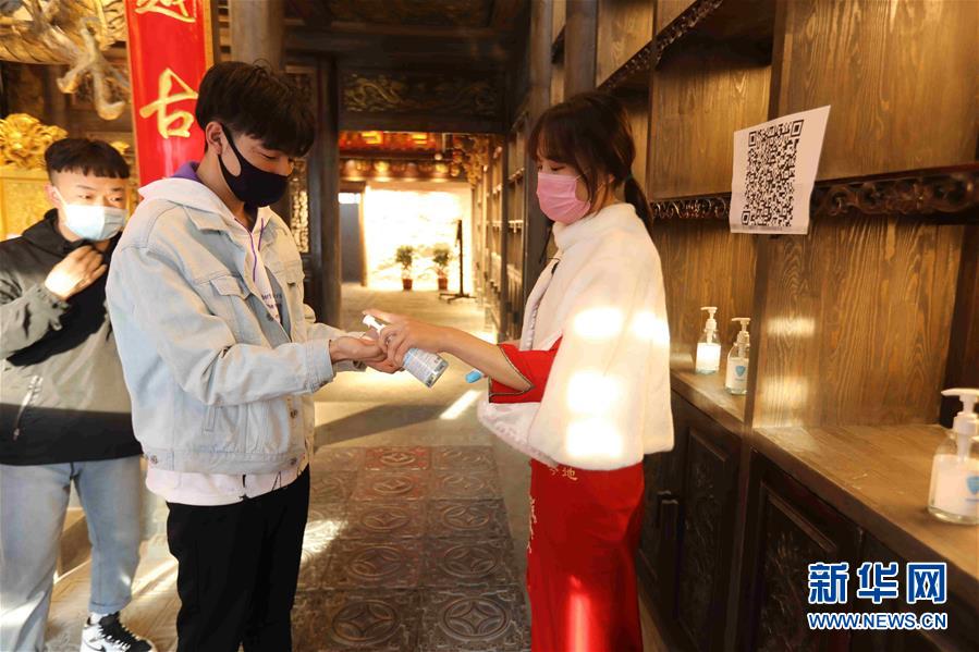 （圖文互動(dòng)）（5）特寫：限人數(shù)、分餐吃、用公筷&mdash;&mdash;偏遠(yuǎn)小城&ldquo;吃飯&rdquo;見聞