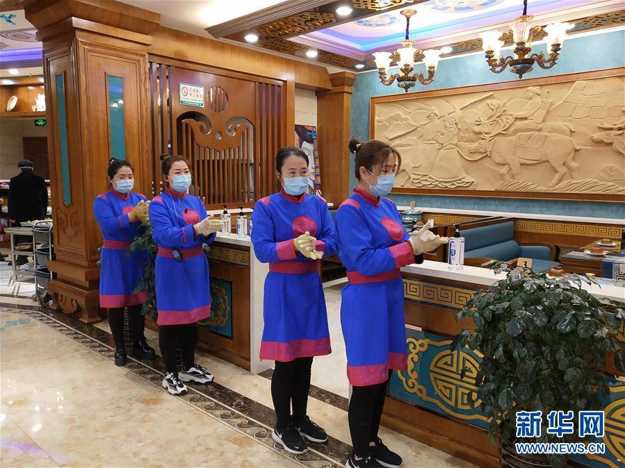 （圖文互動(dòng)）（6）特寫：限人數(shù)、分餐吃、用公筷&mdash;&mdash;偏遠(yuǎn)小城&ldquo;吃飯&rdquo;見聞