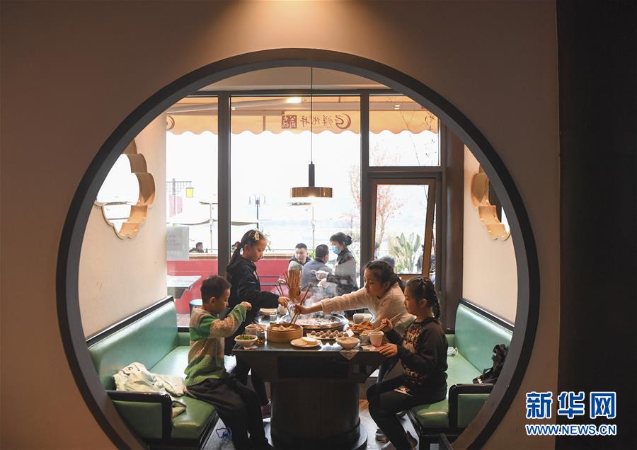 (聚焦復工復產(chǎn)·圖文互動)(2)重慶兩江又飄火鍋香