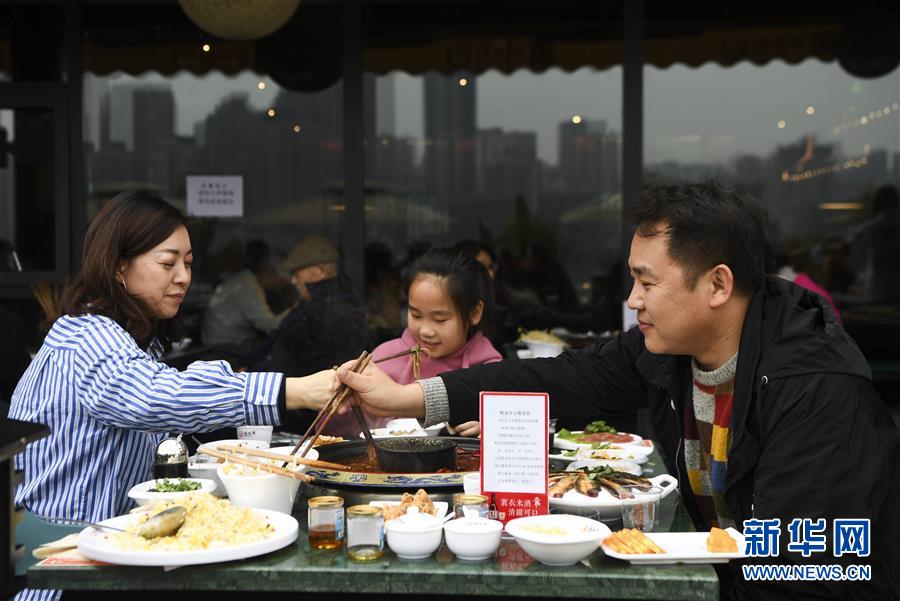 (聚焦復工復產(chǎn)·圖文互動)(4)重慶兩江又飄火鍋香