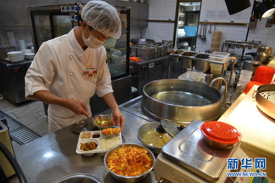 （聚焦復(fù)工復(fù)產(chǎn)&middot;圖文互動(dòng)）（5）觸網(wǎng)接單、開(kāi)發(fā)簡(jiǎn)餐、直播賣(mài)貨&mdash;&mdash;餐企換招自救