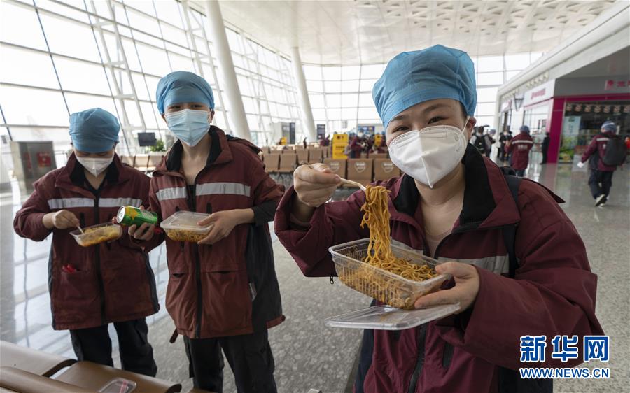 （新華全媒頭條&middot;圖文互動）（13）最美逆行者，武漢永遠記得你！&mdash;&mdash;首批援鄂醫(yī)療隊返程紀實