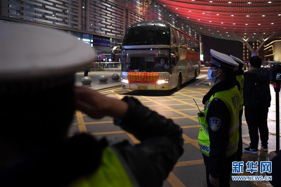 （新華全媒頭條&middot;圖文互動）（15）最美逆行者，武漢永遠記得你！&mdash;&mdash;首批援鄂醫(yī)療隊返程紀實