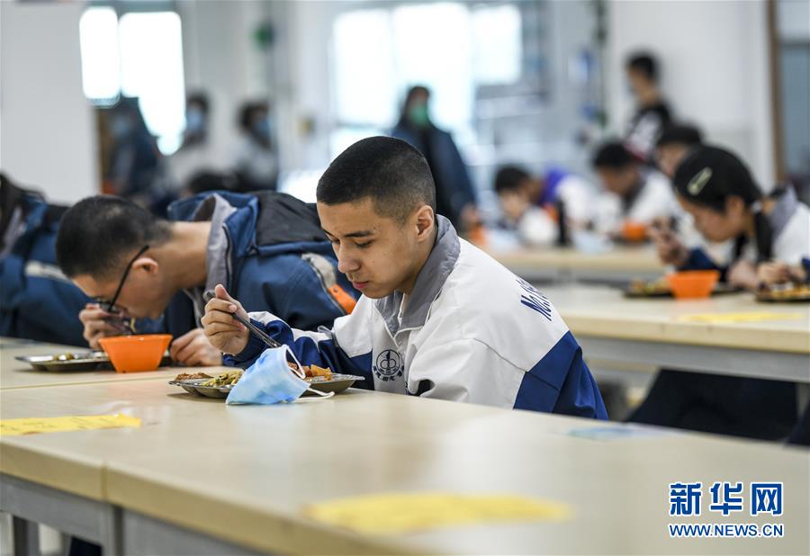 （圖文互動(dòng)）（6）&ldquo;早&rdquo;安同學(xué)，&ldquo;早&rdquo;安老師！&mdash;&mdash;新疆初高中畢業(yè)班復(fù)課一周回訪見聞