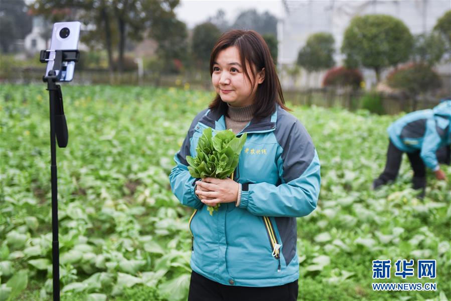 (中國經(jīng)濟(jì)新觀察·圖文互動)(1)“云端”上演新場景——新型消費激活發(fā)展新動能