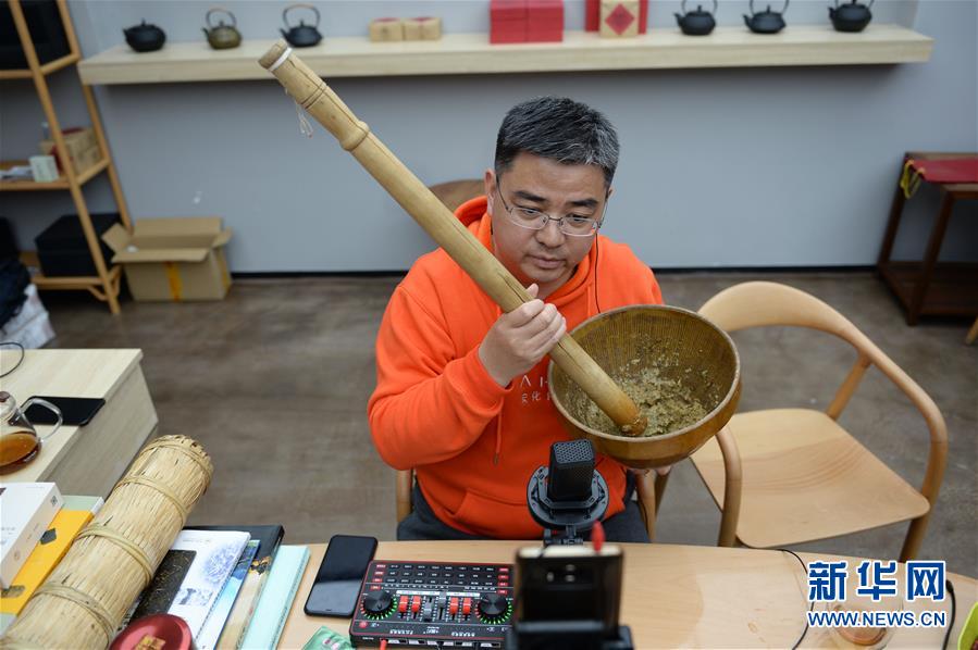 (中國經(jīng)濟(jì)新觀察·圖文互動)(2)“云端”上演新場景——新型消費激活發(fā)展新動能