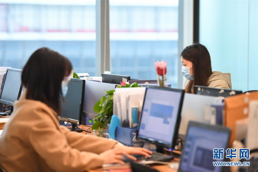 (在習(xí)近平新時(shí)代中國(guó)特色社會(huì)主義思想指引下——新時(shí)代新作為新篇章·習(xí)近平總書記關(guān)切事·圖文互動(dòng))(6)穩(wěn)住千家萬(wàn)戶的“飯碗”——各地積極穩(wěn)就業(yè)化解疫情影響