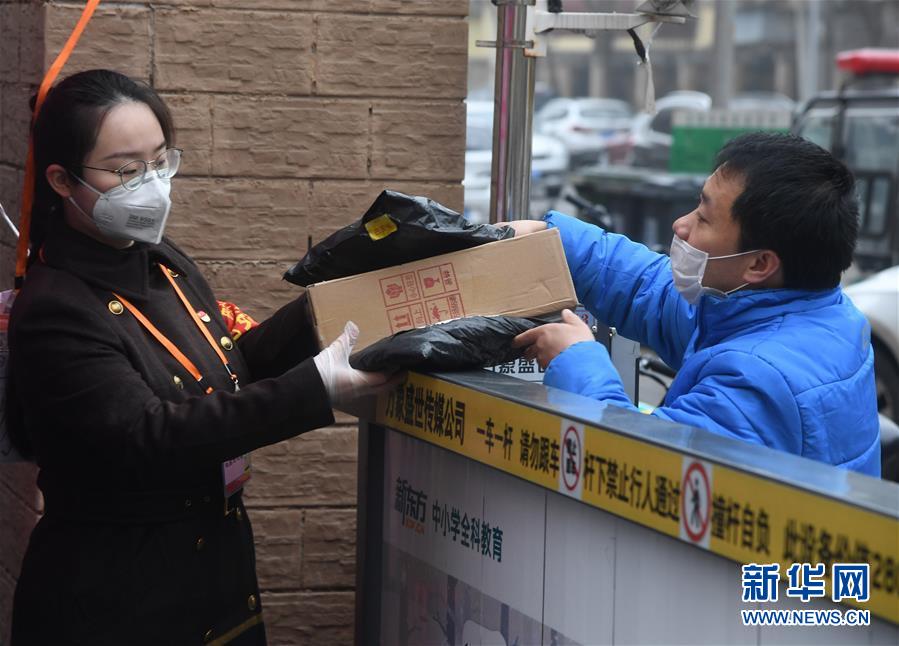 （習(xí)近平致敬的戰(zhàn)&ldquo;疫&rdquo;英雄&middot;社區(qū)工作者篇&middot;圖文互動(dòng)）（3）他們，堅(jiān)守一線戰(zhàn)風(fēng)雨