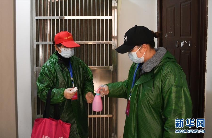 （習(xí)近平致敬的戰(zhàn)&ldquo;疫&rdquo;英雄&middot;社區(qū)工作者篇&middot;圖文互動(dòng)）（9）他們，堅(jiān)守一線戰(zhàn)風(fēng)雨