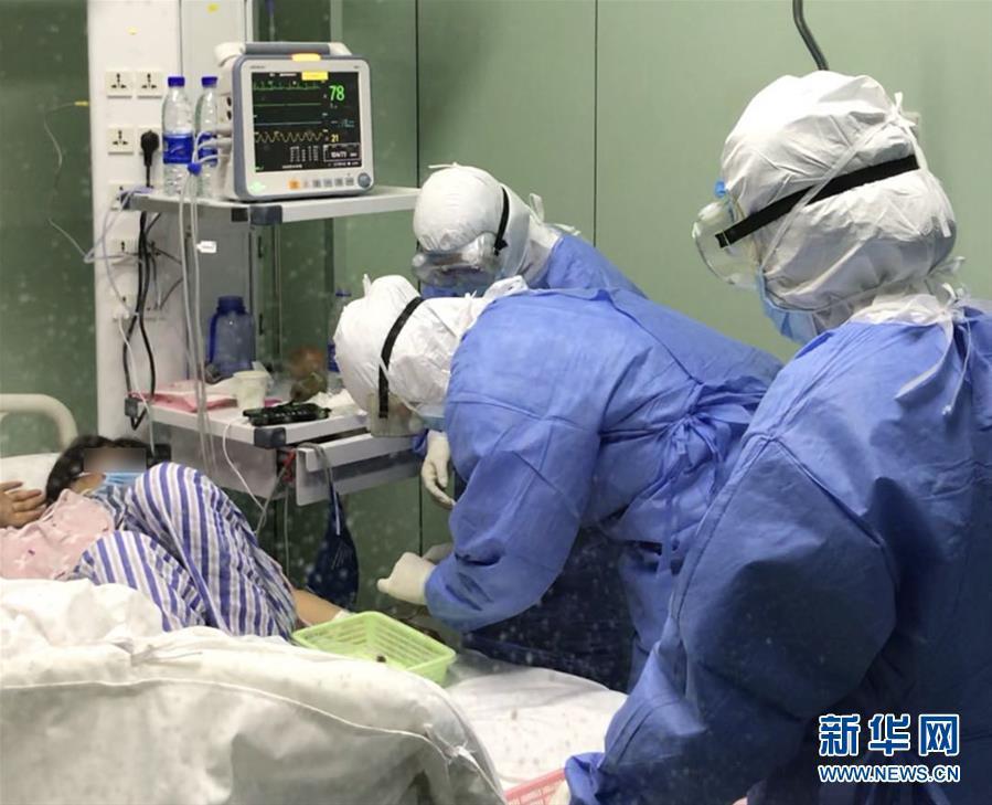 （一線抗疫群英譜&middot;圖文互動(dòng)）（1）除夕夜奔赴隔離重癥病房的侯坤