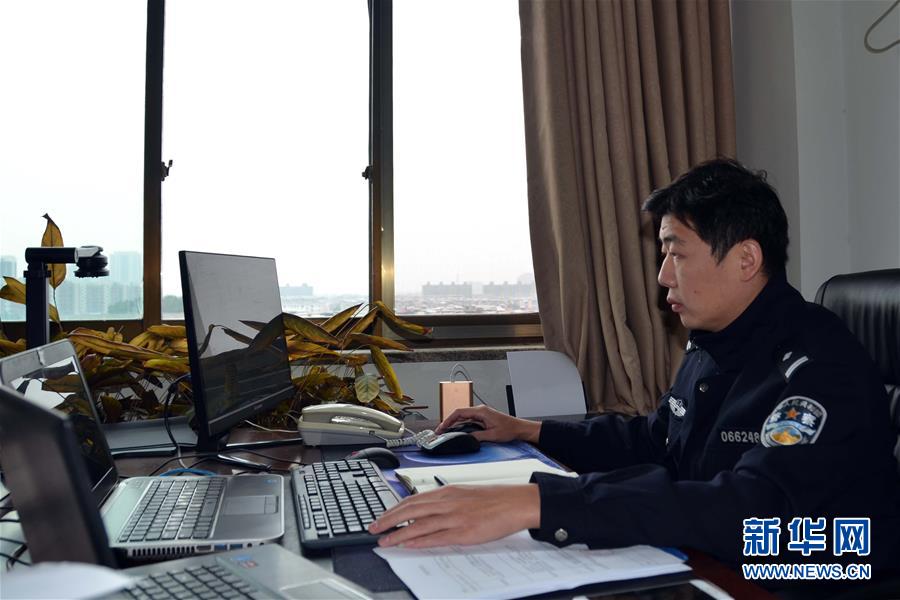 （習近平致敬的戰(zhàn)&ldquo;疫&rdquo;英雄&middot;公安干警篇&middot;圖文互動）（8）他們，抗疫一線鑄警魂