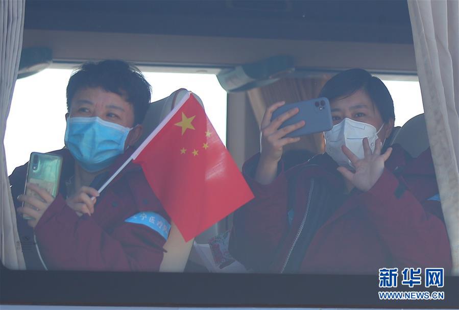 (在習近平新時代中國特色社會主義思想指引下——新時代新作為新篇章·習近平總書記關切事·圖文互動)(3)給你最溫暖的擁抱——保護關心愛護抗疫一線醫(yī)務人員在行動