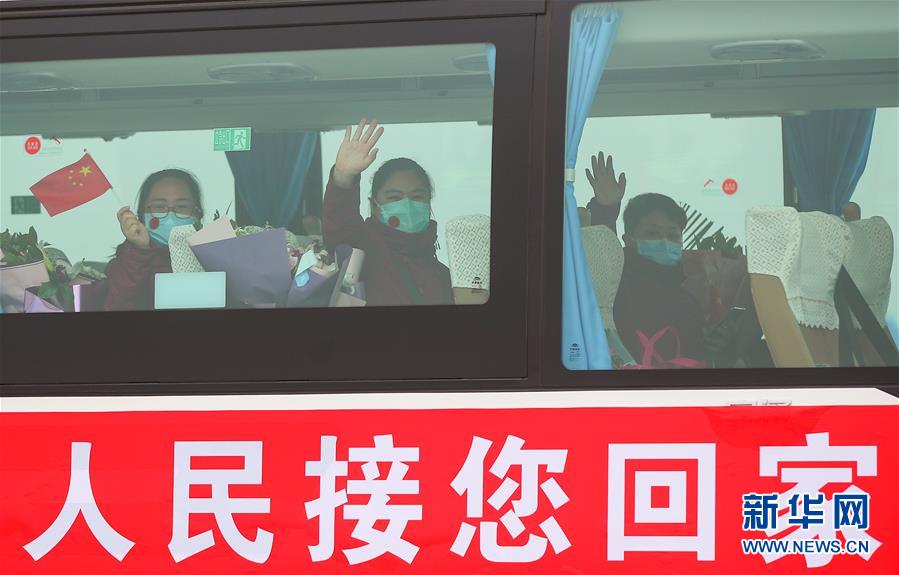 (在習近平新時代中國特色社會主義思想指引下——新時代新作為新篇章·習近平總書記關切事·圖文互動)(2)給你最溫暖的擁抱——保護關心愛護抗疫一線醫(yī)務人員在行動