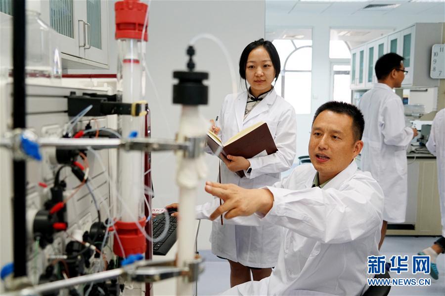 （習(xí)近平致敬的戰(zhàn)&ldquo;疫&rdquo;英雄&middot;科技工作者篇&middot;圖文互動(dòng)）（2）他們，爭(zhēng)分奪秒與病魔較量