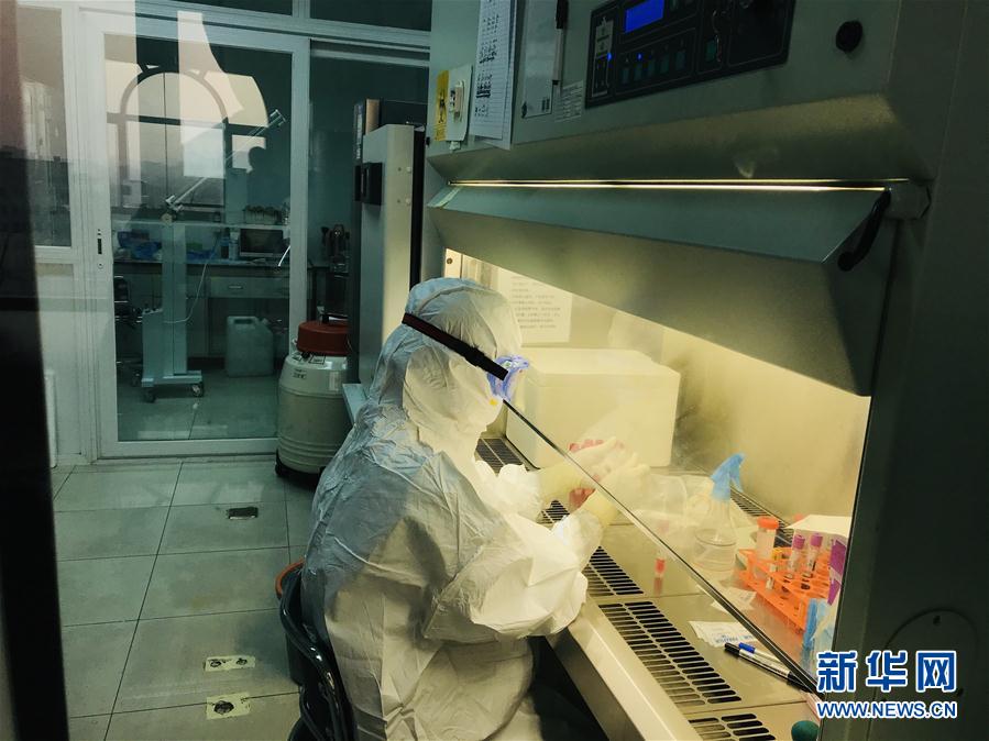 （習(xí)近平致敬的戰(zhàn)&ldquo;疫&rdquo;英雄&middot;科技工作者篇&middot;圖文互動(dòng)）（3）他們，爭(zhēng)分奪秒與病魔較量