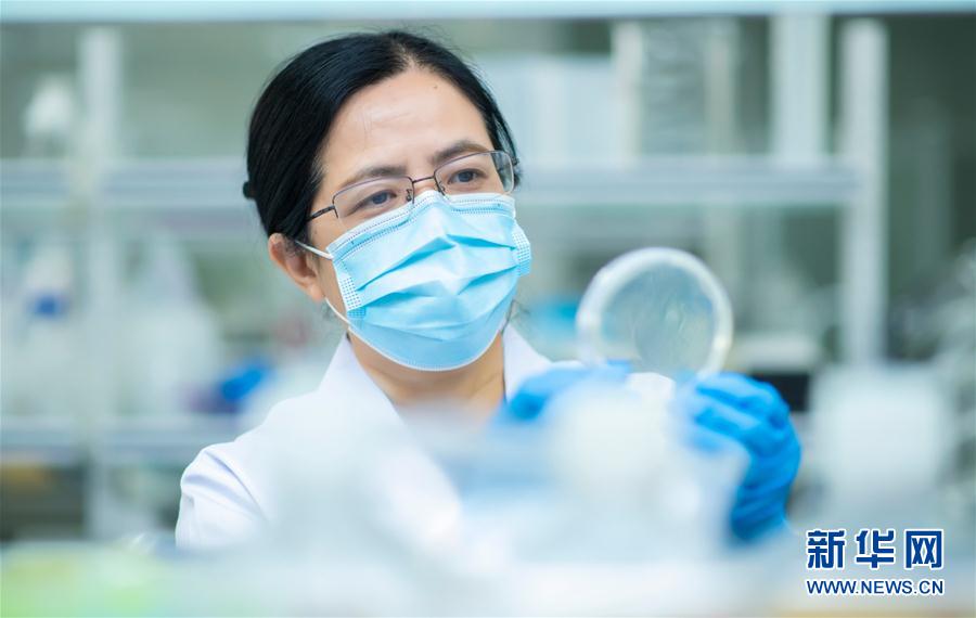 （習(xí)近平致敬的戰(zhàn)&ldquo;疫&rdquo;英雄&middot;科技工作者篇&middot;圖文互動(dòng)）（4）他們，爭(zhēng)分奪秒與病魔較量