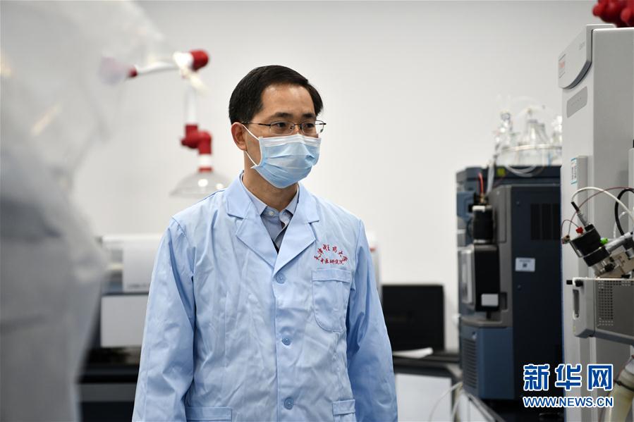 （習(xí)近平致敬的戰(zhàn)&ldquo;疫&rdquo;英雄&middot;科技工作者篇&middot;圖文互動(dòng)）（6）他們，爭(zhēng)分奪秒與病魔較量