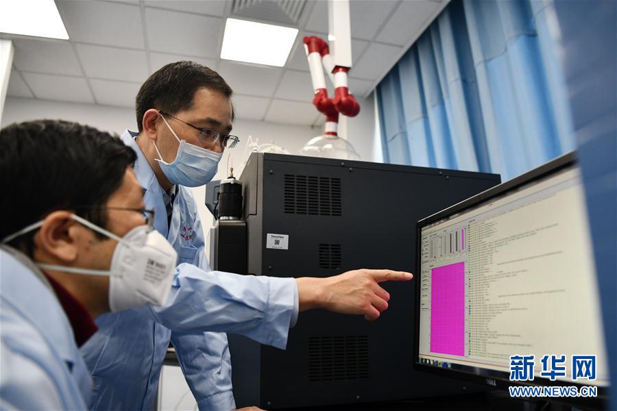 （習(xí)近平致敬的戰(zhàn)&ldquo;疫&rdquo;英雄&middot;科技工作者篇&middot;圖文互動(dòng)）（7）他們，爭(zhēng)分奪秒與病魔較量