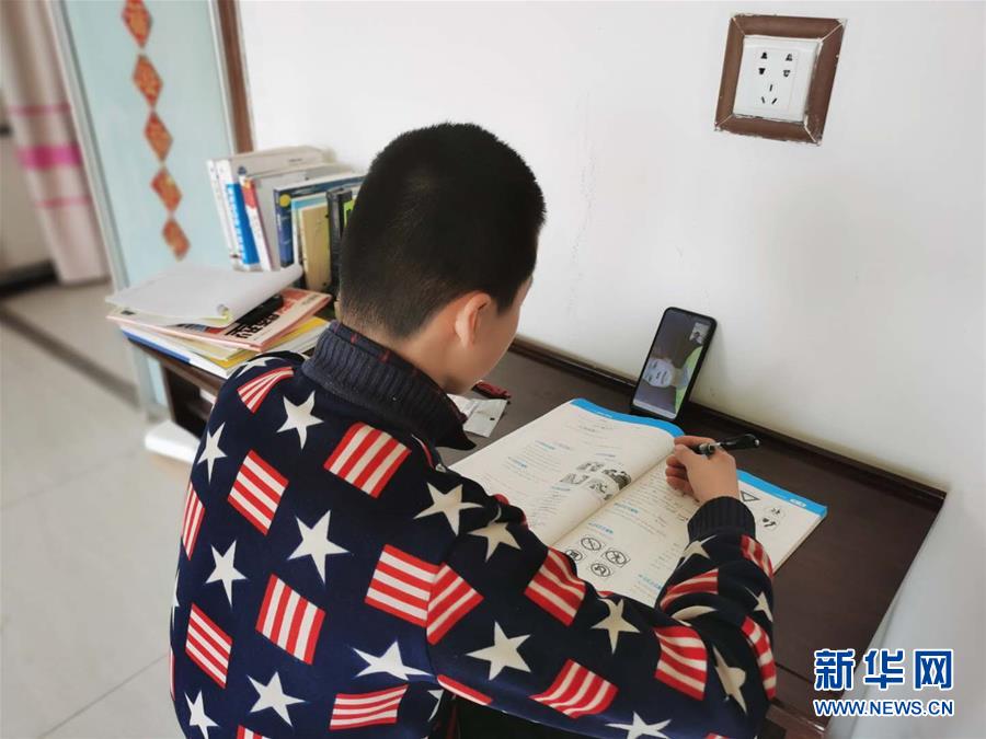 (決戰(zhàn)決勝脫貧攻堅·圖文互動)(1)貧困村的學生有了免費“網(wǎng)約課”