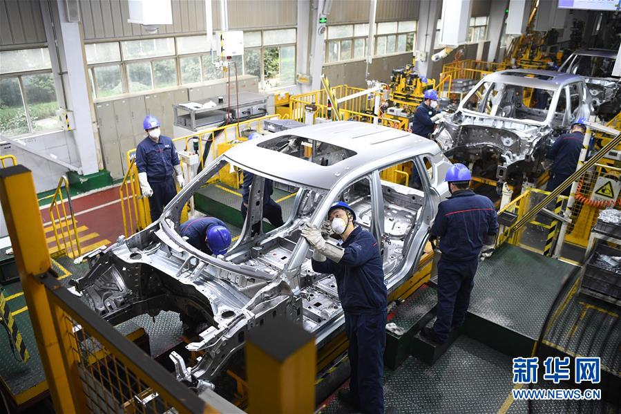 (在習(xí)近平新時(shí)代中國特色社會主義思想指引下——新時(shí)代新作為新篇章·習(xí)近平總書記關(guān)切事·圖文互動)(2)化“危”為“機(jī)” 念好“新”字訣——各地產(chǎn)業(yè)發(fā)展“新”動向掃描