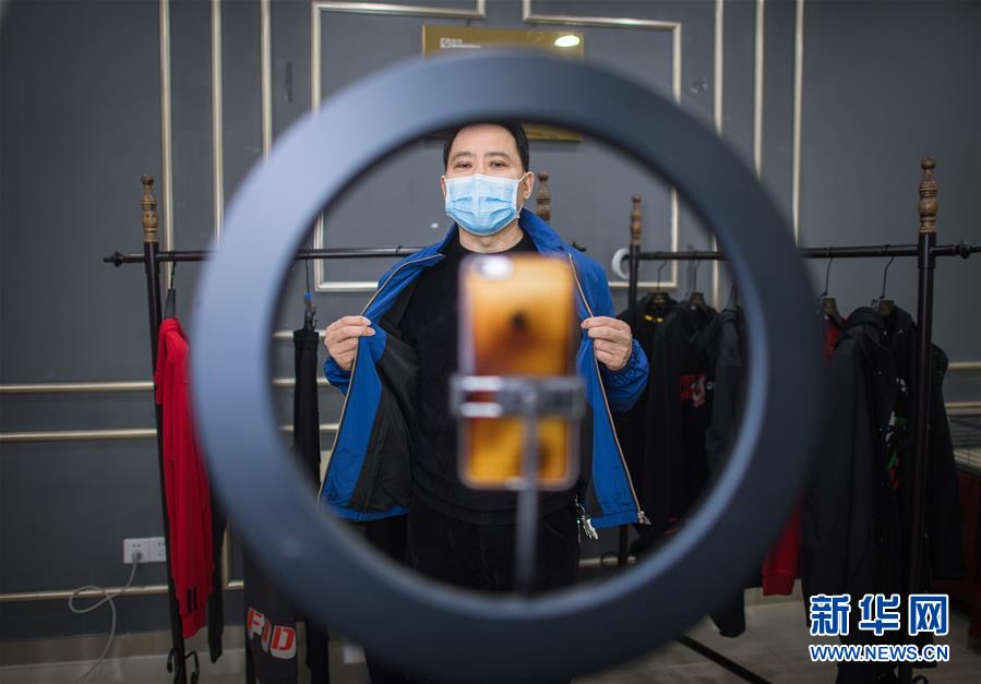 (在習(xí)近平新時(shí)代中國特色社會主義思想指引下——新時(shí)代新作為新篇章·習(xí)近平總書記關(guān)切事·圖文互動)(3)化“危”為“機(jī)” 念好“新”字訣——各地產(chǎn)業(yè)發(fā)展“新”動向掃描